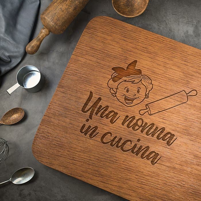 Nonna in cucina tagliere