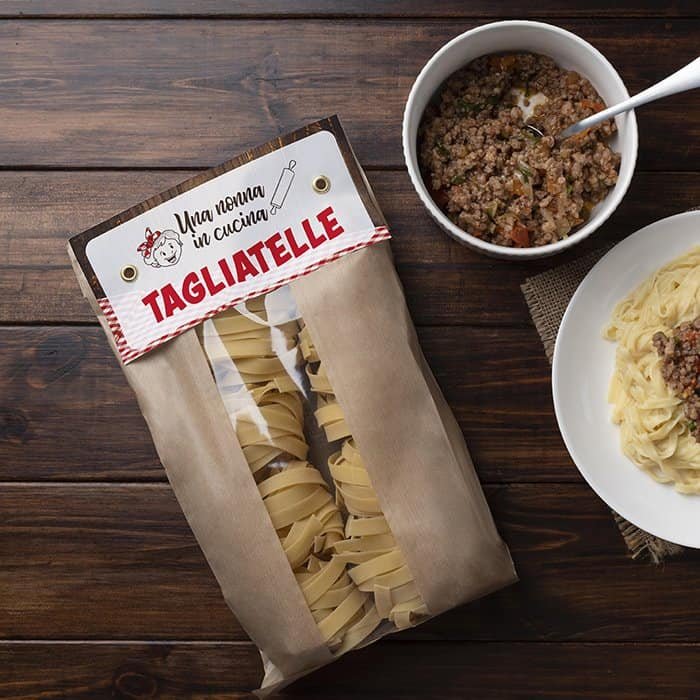 Nonna in cucina etichetta tagliatelle
