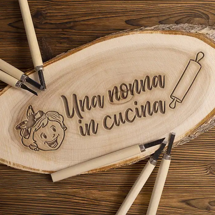 Nonna in cucina logo legno